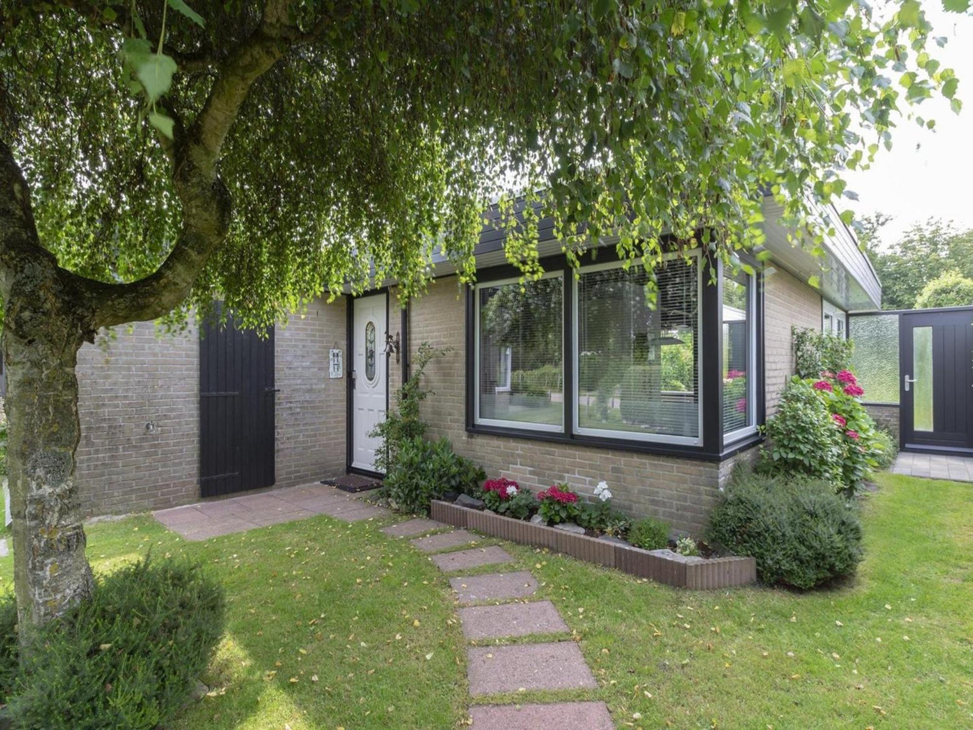 Attractive Bungalow With Modern Furnishings Sint Maartensvlotbrug Εξωτερικό φωτογραφία